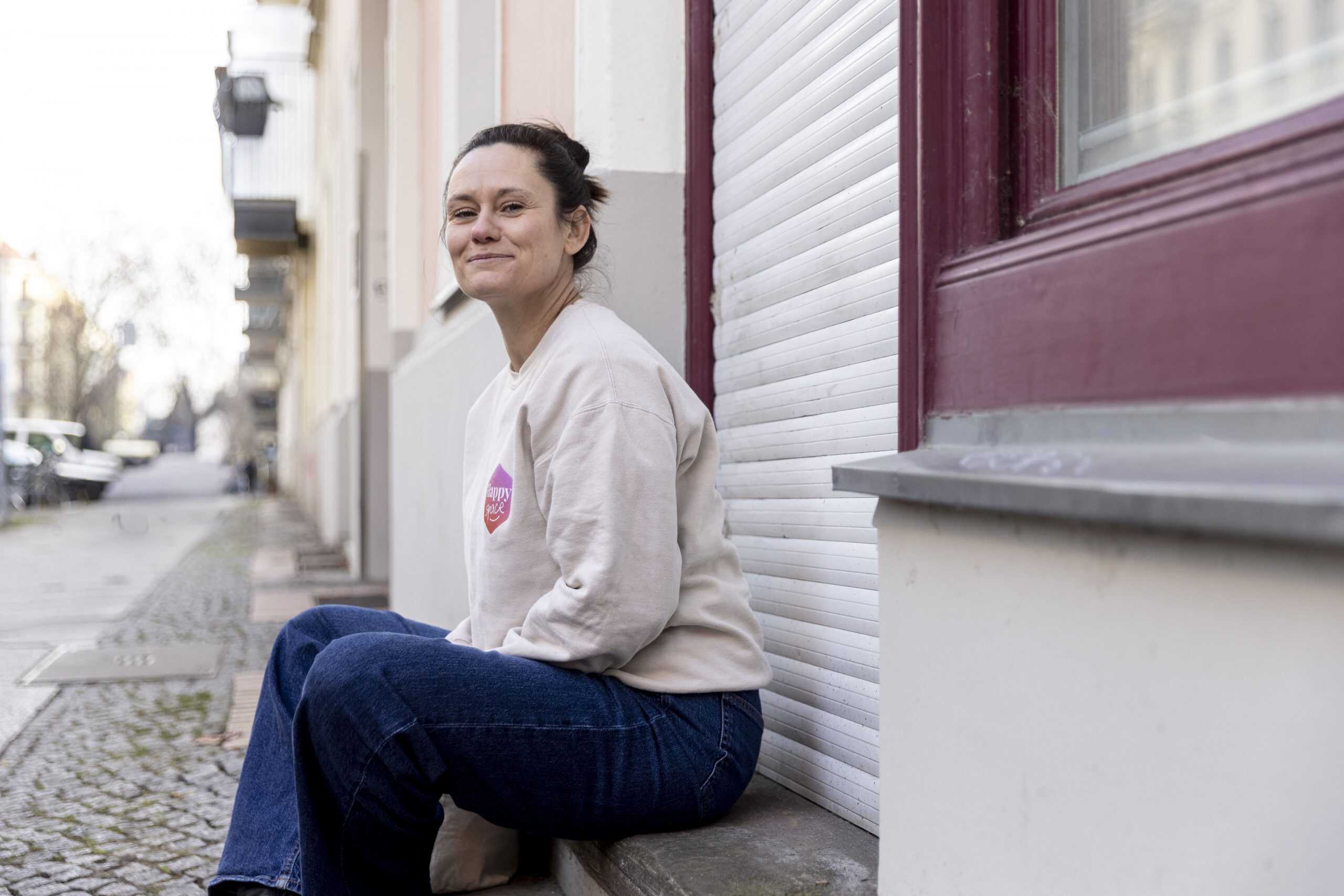 Berliner Ordnungscoach Antje Höpfner sitzt in Kreuzberg vor einem Geschäft.
