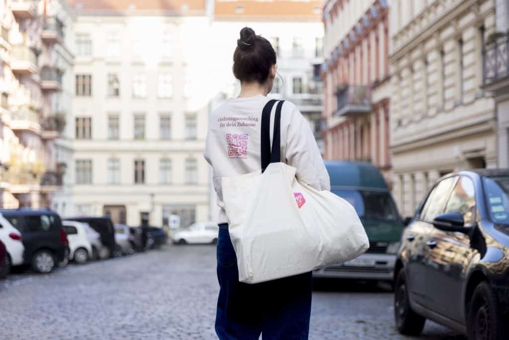 Ordnungscoach Antje von happy space berlin ist auf dem Tempelhofer Feld.