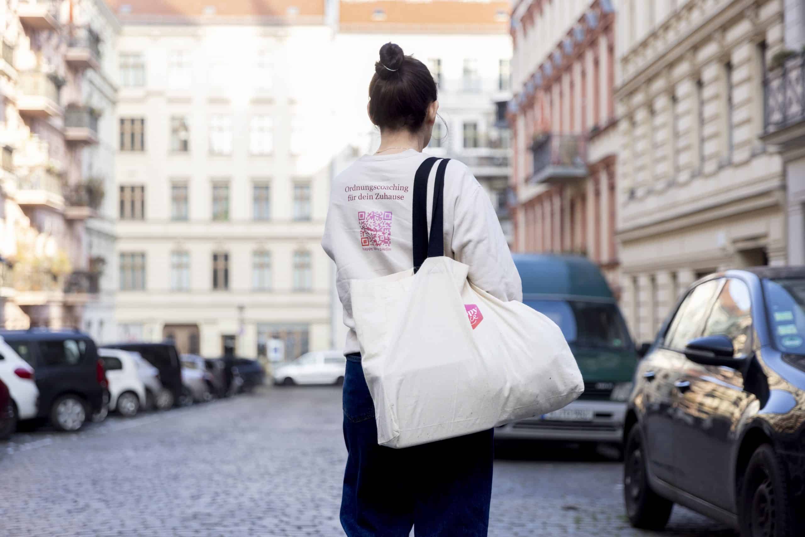 Berliner Ordnungscoach Antje ist in Berlin Kreuzberg unterwegs