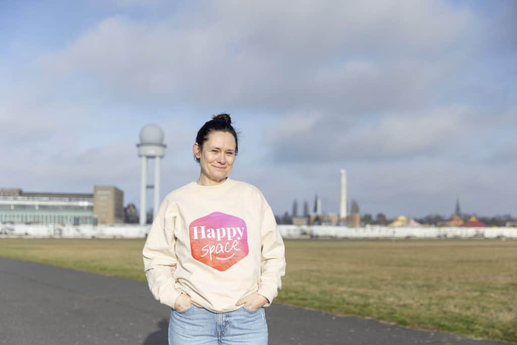 Ordnungscoach Antje von happy space berlin ist auf dem Tempelhofer Feld.