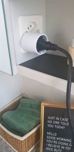 Steckdose in der Schweiz mit Adapter für deutsche Geräte