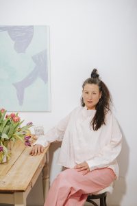 Jolanda vor ihrer Praxis in der Remise in Berlin Wedding