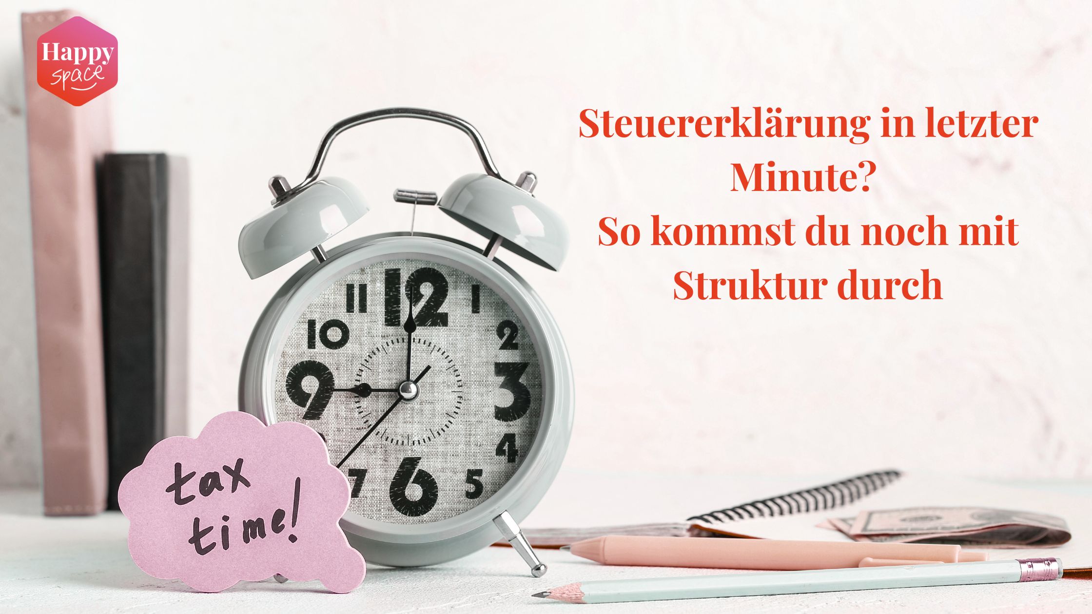 Hinweis auf die Steuererkl&auml;rung von happy sppace berlin. Mit Unterlagen und einem Wecker.