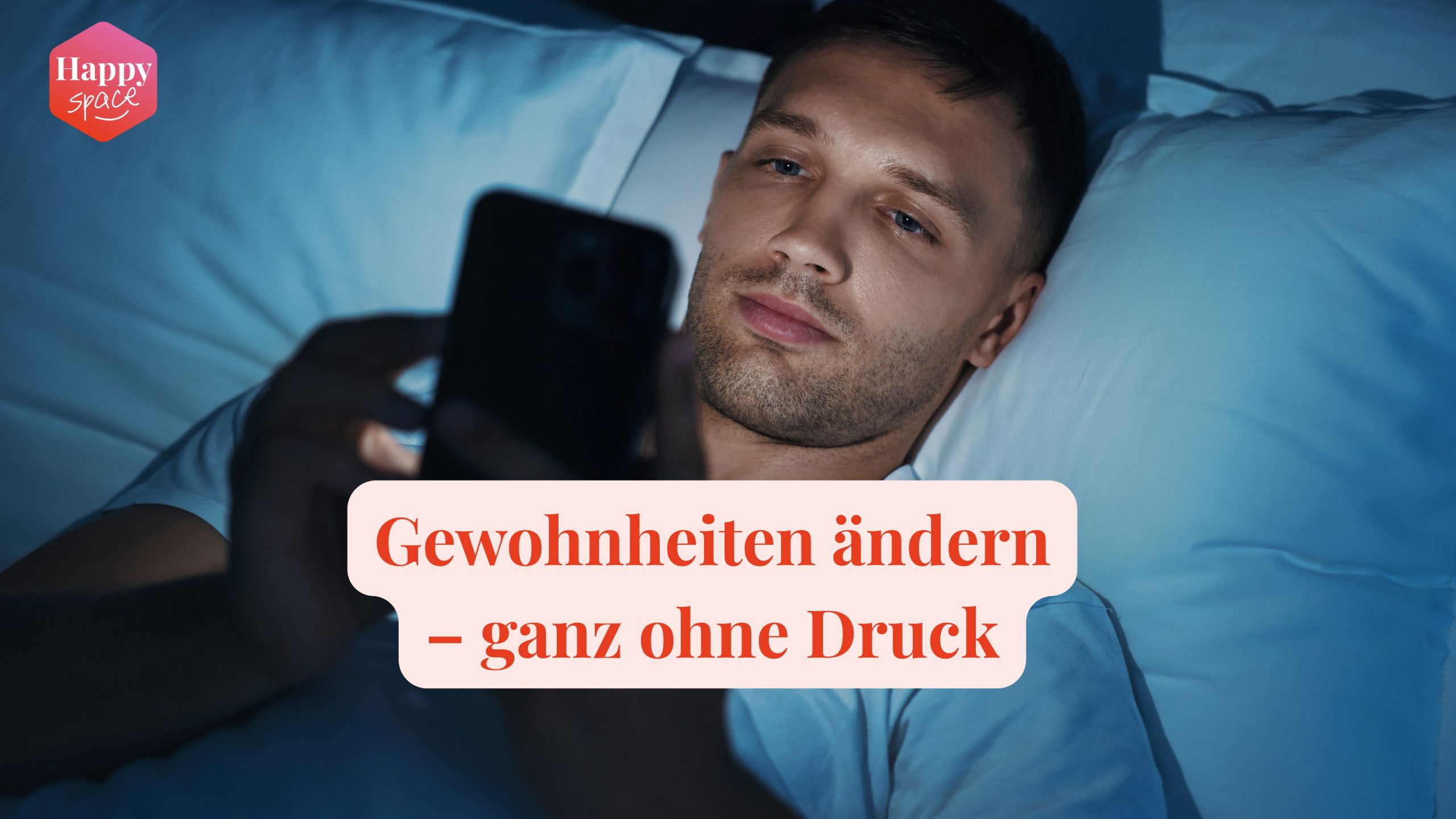 Ein mann liegt im Bett und scrollt in seinem handy. Darunter der Titel: Gewohnheiten &auml;ndern- ganz ohne Druck